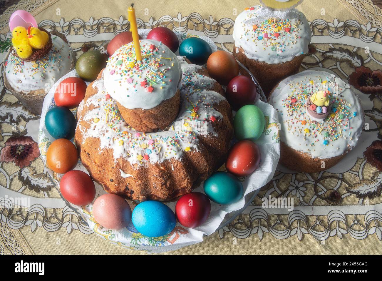 Ostereier und Kuchen auf dem Tisch Stockfoto