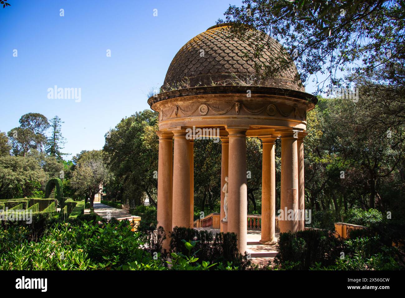 Neoklassizistischer historischer Garten Parc del Laberint d'Horta, Barcelona, Nachhaltigkeit, Umweltschutz, Schutz der Artenvielfalt, Ariadna-Tempel Stockfoto