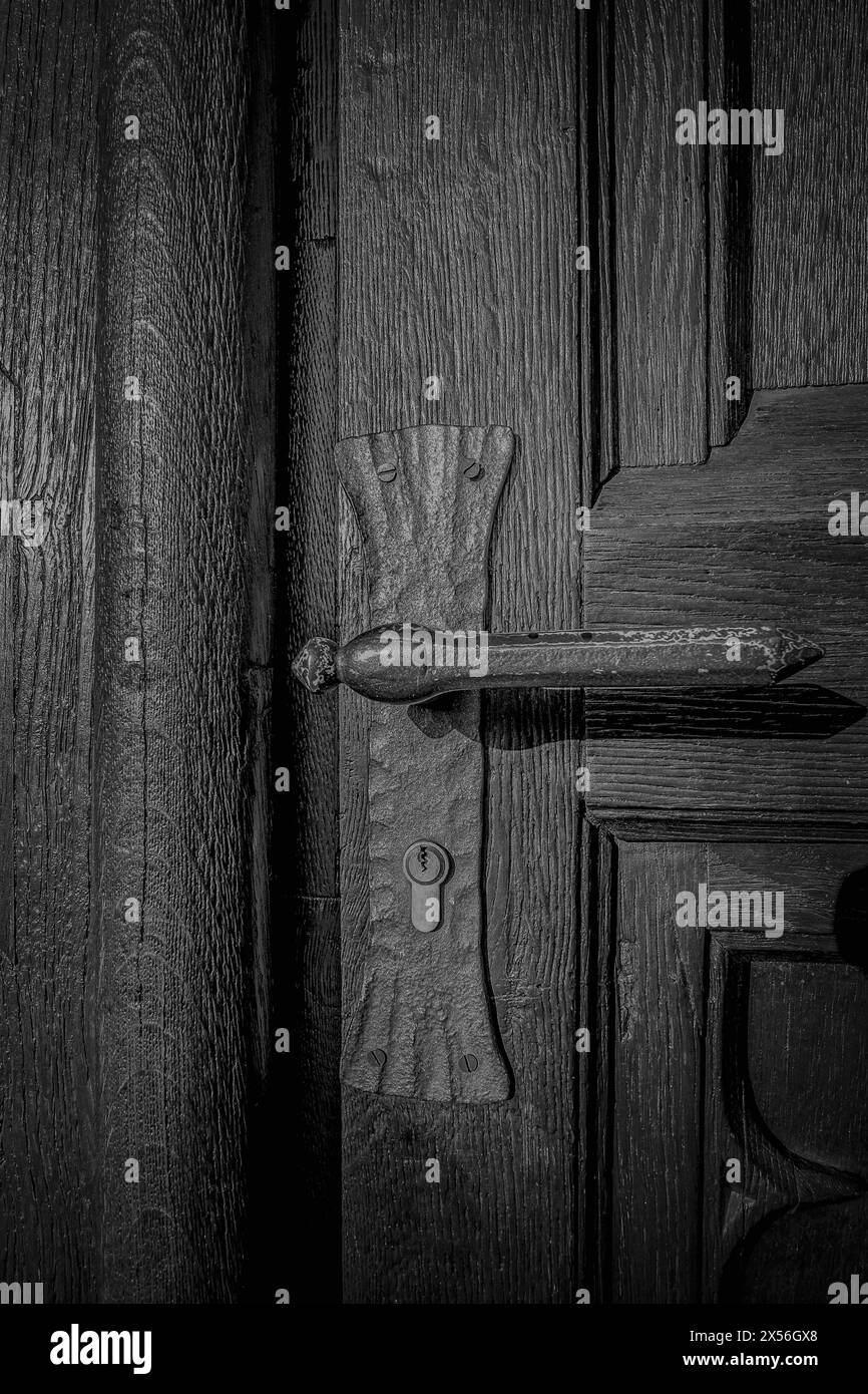Alte Holzkirchentür mit antikem Griff in Deutschland, Nordrhein-Westfalen, Mönchengladbach. Historische, alte, alte Tür, Kirchentür, Holz. Stockfoto