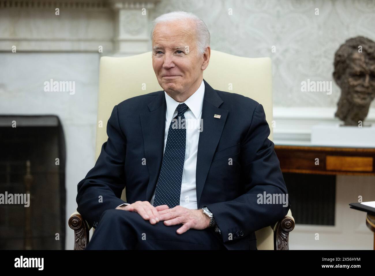 Washington, Usa. Mai 2024. US-Präsident Joe Biden empfängt den rumänischen Präsidenten Klaus Iohannis (nicht abgebildet) am 7. Mai 2024 im Oval Office des Weißen Hauses in Washington, DC, USA. Präsident von Rumänien Iohannis ist zu einem dreitägigen Arbeitsbesuch in Washington, DC. Quelle: SIPA USA/Alamy Live News Stockfoto