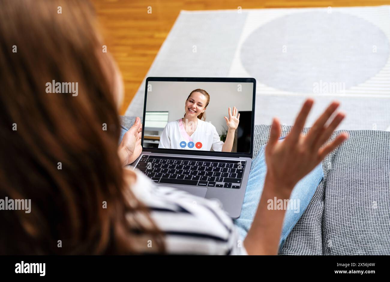 Patientenvideoanruf mit ihrem Laptop an ihren Privatarzt. Telemedizin und Gesundheitswesen. Online-Prüfung. Stockfoto