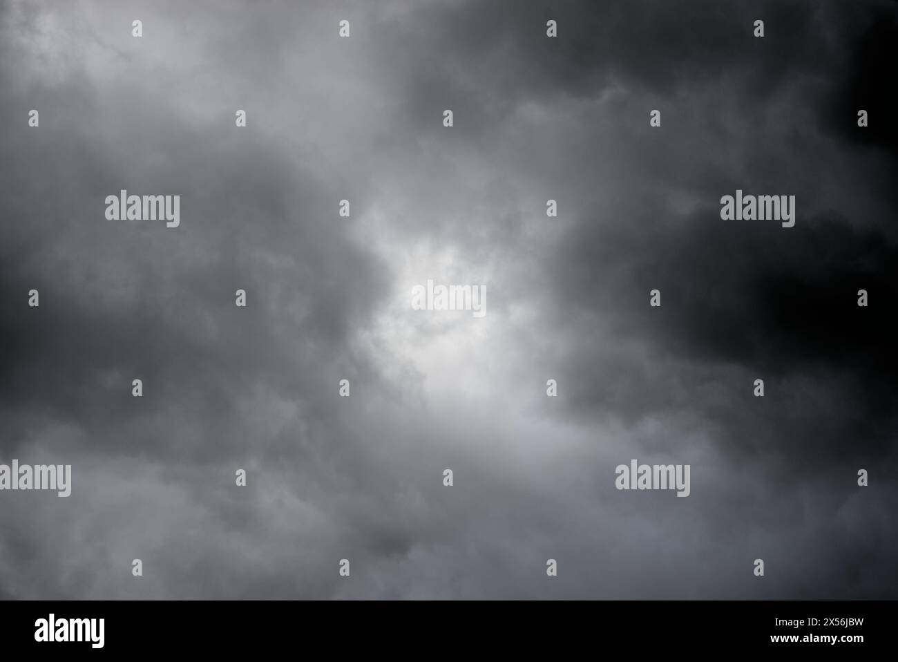 Himmel der Dunkelheit, bedrohliche Sturmwolken Stockfoto