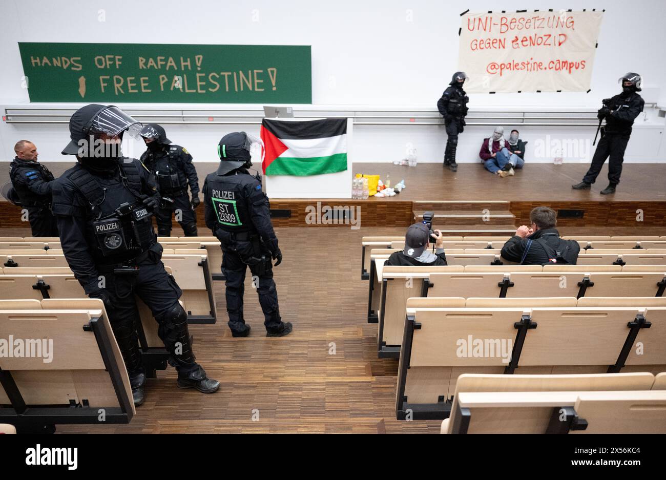 Leipzig, Deutschland. Mai 2024. Polizeibeamte räumen den besetzten Hörsaal der Universität Leipzig frei. Mehrere Personen besetzten das Audimax der Universität am Dienstagnachmittag. Die Universität gab an, dass 50 bis 60 Hausbesetzer beteiligt waren. Laut der Konferenz der Sächsischen Studentenwerke (KSS) war dies die Gruppe „Palestine Campus“. Quelle: Hendrik Schmidt/dpa/Alamy Live News Stockfoto