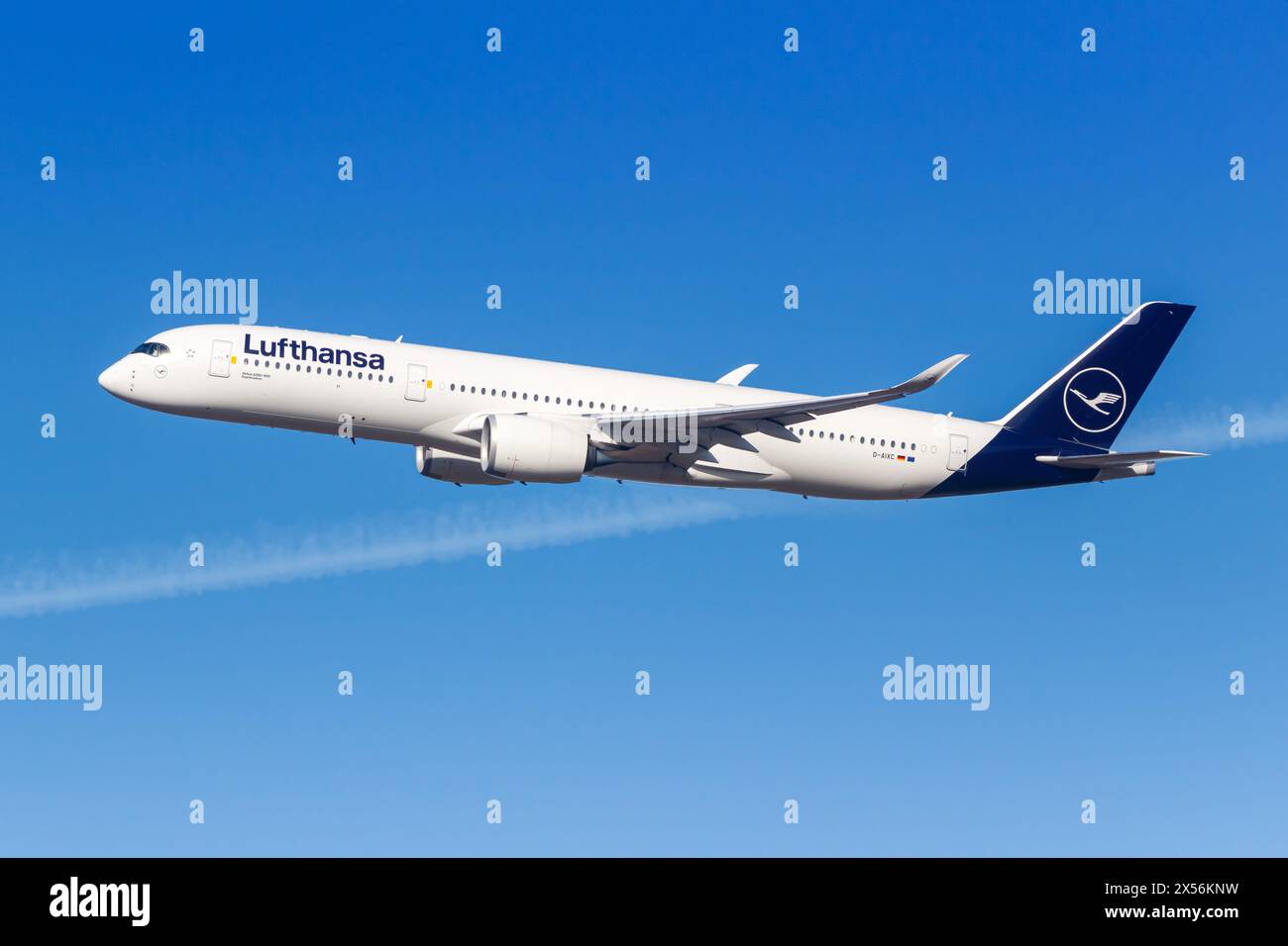 München, Deutschland - 6. Februar 2024: Ein Lufthansa Airbus A350-900 mit der Registrierungsnummer D-AIXC am Flughafen München. Stockfoto