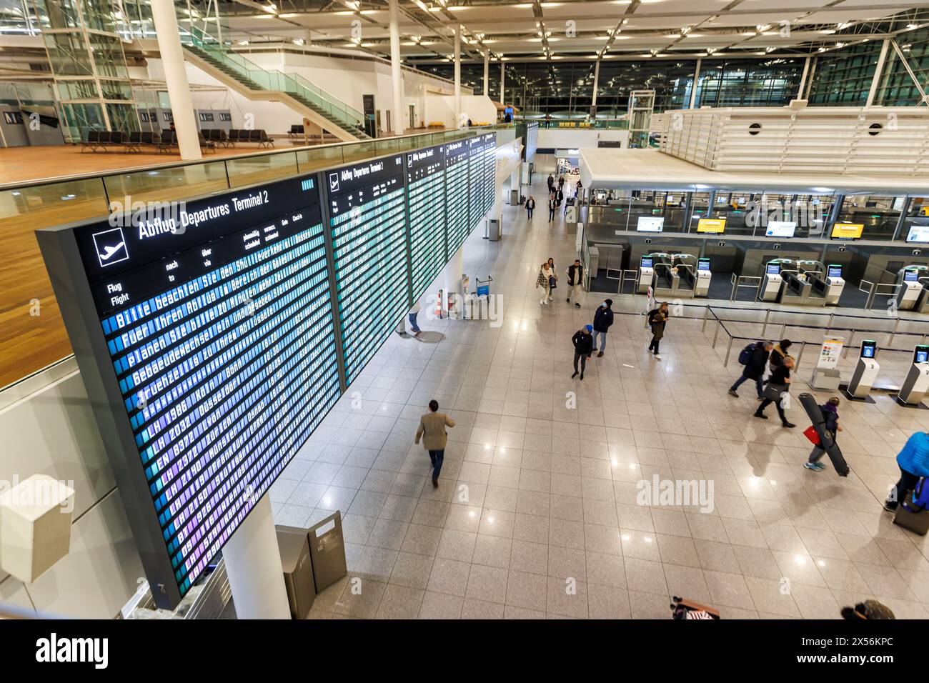 Flughafen München Terminal 2 Ankunft Lufthansa www.alamy.de