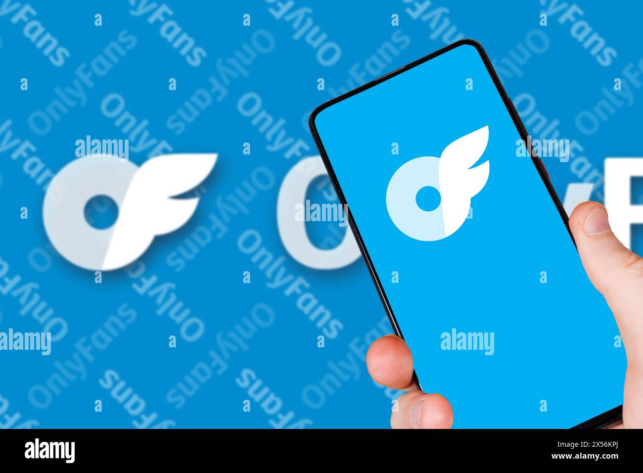 Stuttgart, Deutschland - 1. Mai 2024: OnlyFans App Logo Social Media auf Smartphone und Computer in Stuttgart. Stockfoto