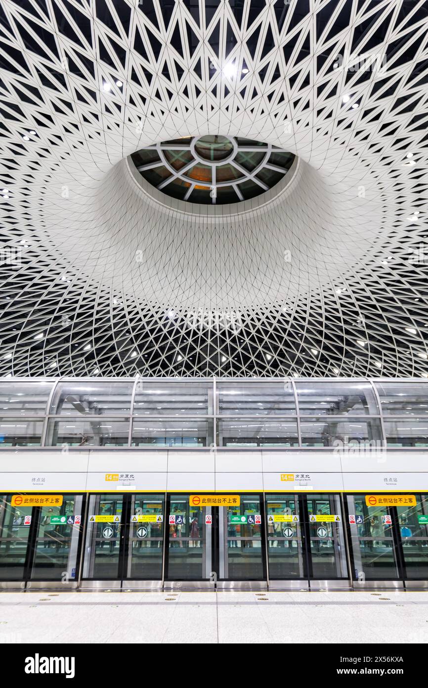Shenzhen, China - 3. April 2024: Shenzhen Metro Modern Architecture In Public Transport U-Bahnstation Gangxia North Portrait Format In Shenzhen, Stockfoto