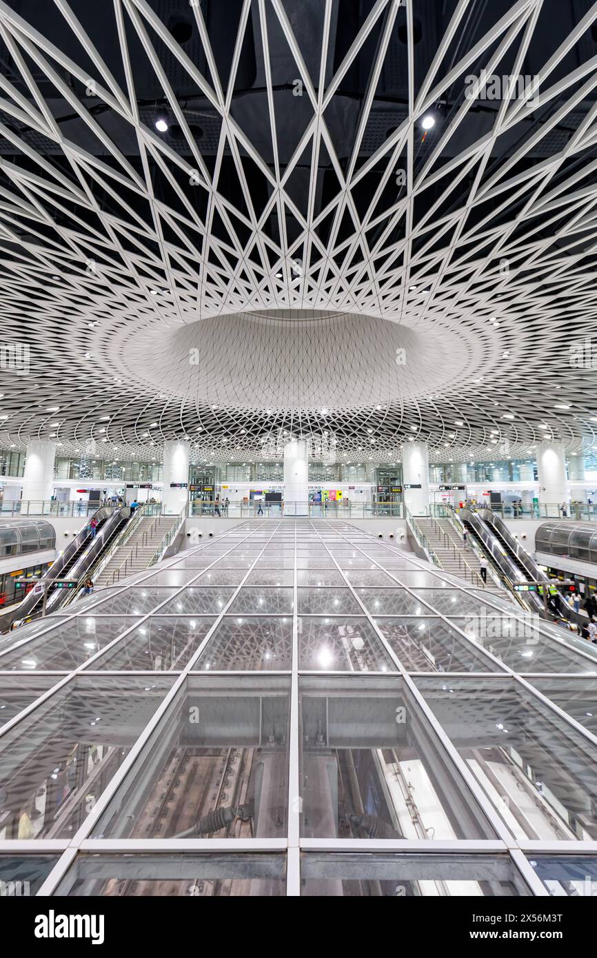 Shenzhen, China - 3. April 2024: Shenzhen Metro Modern Architecture In Public Transport U-Bahnstation Gangxia North Portrait Format In Shenzhen, Stockfoto