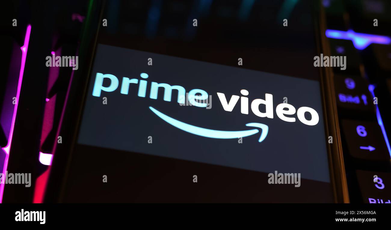 Viersen, Deutschland - 1. Mai. 2024: Nahaufnahme des Smartphones mit Logo-Schriftzug des Amazon Prime Video Streaming Service auf der Computertastatur Stockfoto