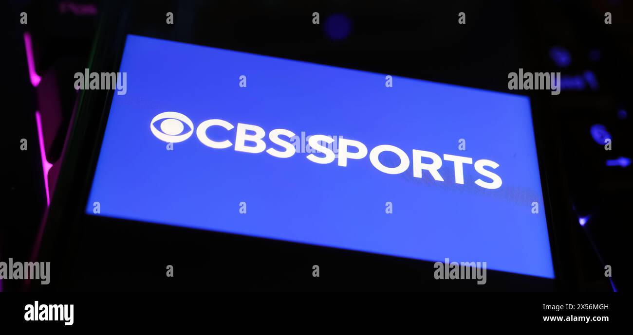 Viersen, Deutschland - 1. Mai. 2024: Nahaufnahme des Smartphones mit Logo-Schriftzug des Fernsehsenders CBS Sports auf der Computertastatur Stockfoto