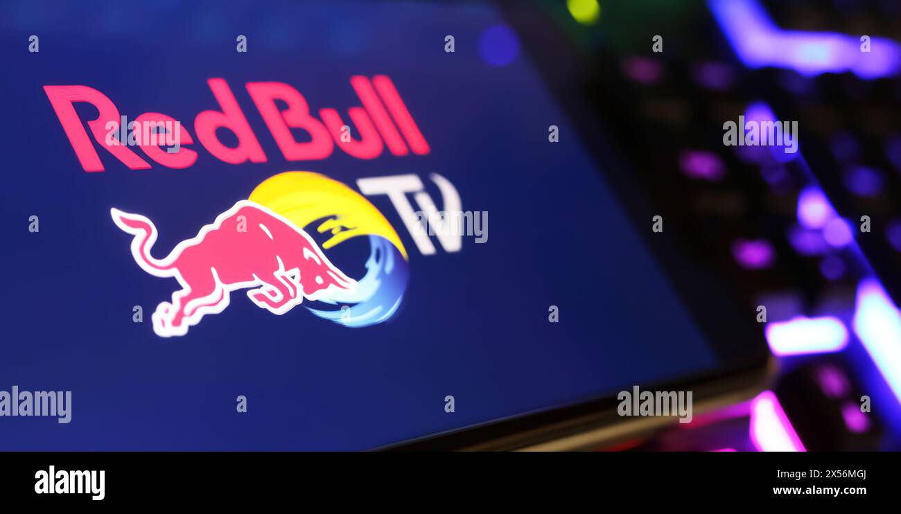 Viersen, Deutschland - 1. Mai. 2024: Nahaufnahme des Smartphones mit Logo-Schriftzug des Fernsehsenders Red Bull auf der Computertastatur Stockfoto