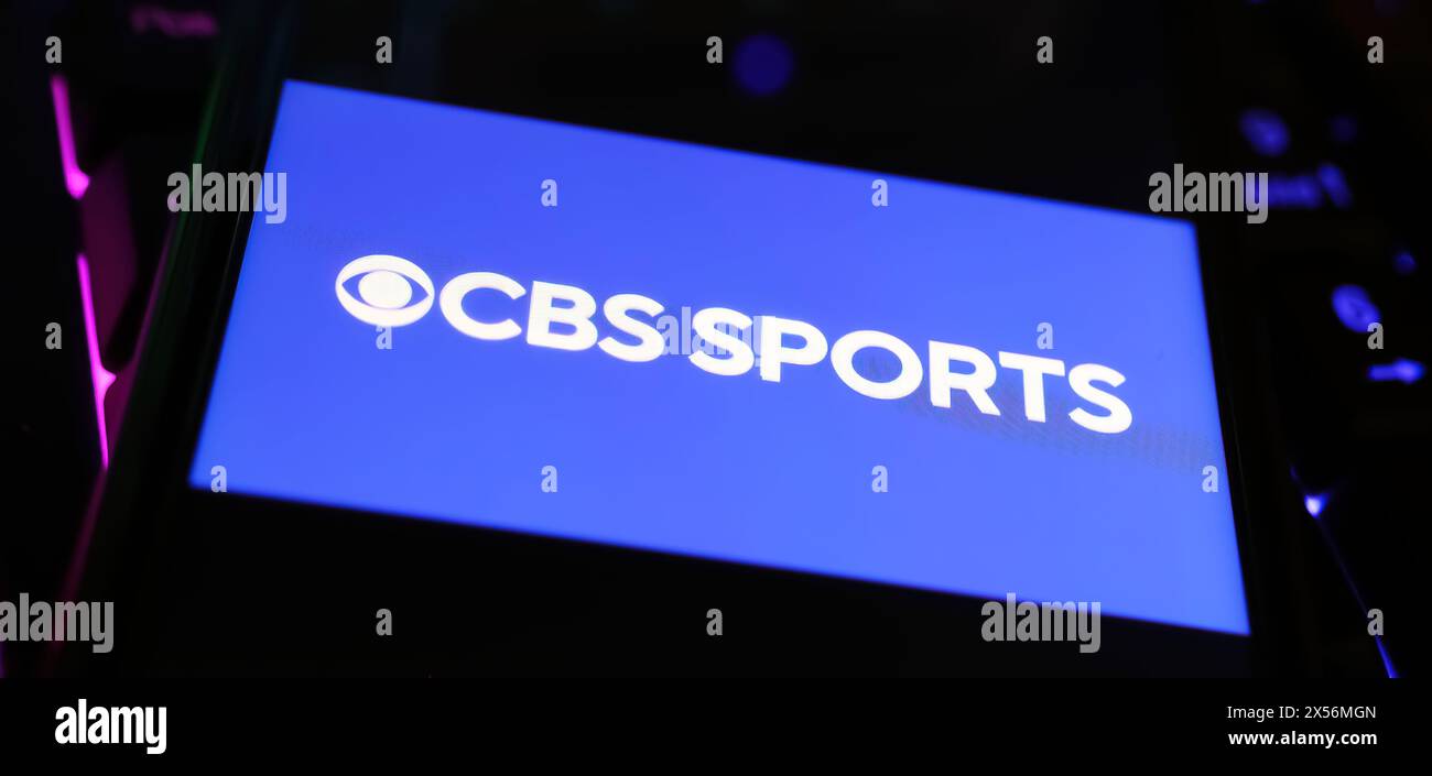 Viersen, Deutschland - 1. Mai. 2024: Nahaufnahme des Smartphones mit Logo-Schriftzug des Fernsehsenders CBS Sports auf der Computertastatur Stockfoto