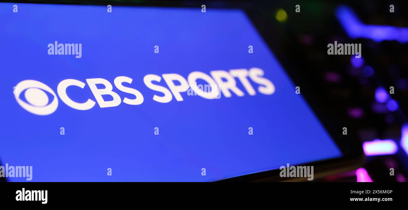 Viersen, Deutschland - 1. Mai. 2024: Nahaufnahme des Smartphones mit Logo-Schriftzug des Fernsehsenders CBS Sports auf der Computertastatur Stockfoto