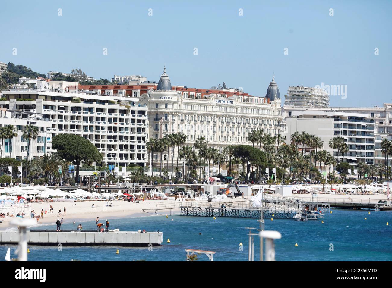 Cannes, Frankreich. Mai 2024. © PHOTOPQR/NICE MATIN/Dylan Meiffret ; Cannes ; 07/05/2024 ; Plage de la croisette et Hôtel Carlton, une semaine avant le début du 77e Festival de Cannes. - Das Cannes Film Festival nur eine Woche vor der Veranstaltung 7. Mai 2024 Credit: MAXPPP/Alamy Live News Stockfoto