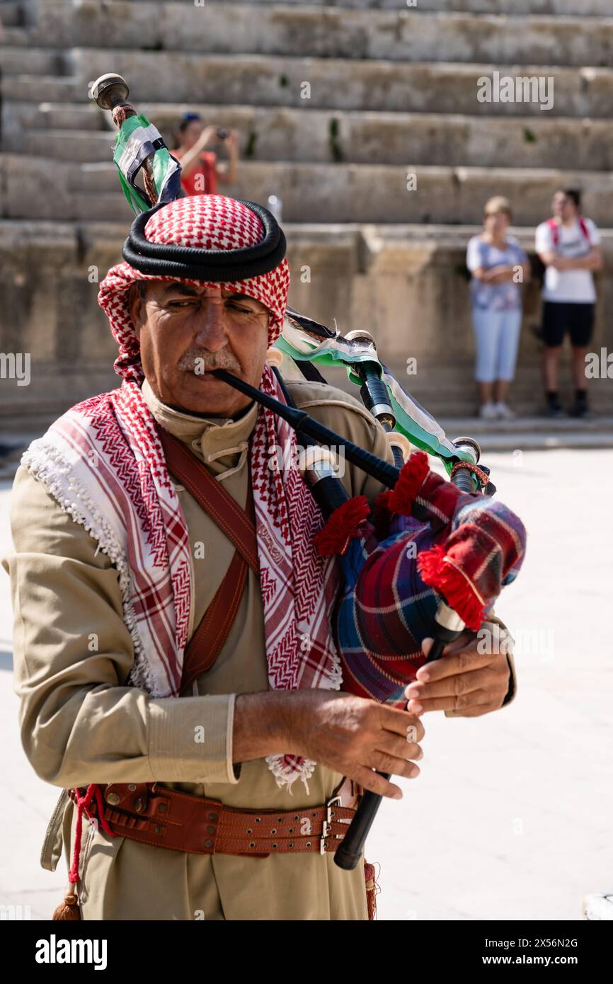 Jerash, Jordanien - 23. Oktober 2022: Jordanischer Bagpiper in Militäruniform am South Theater in Gerasa. Stockfoto