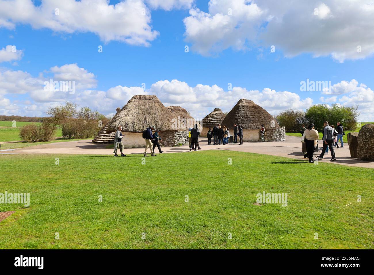 Salisbury, England – 30. März 2024: Nachbildung neolithischer Häuser im Visitor Center of Stonehenge in Salisbury, England Stockfoto