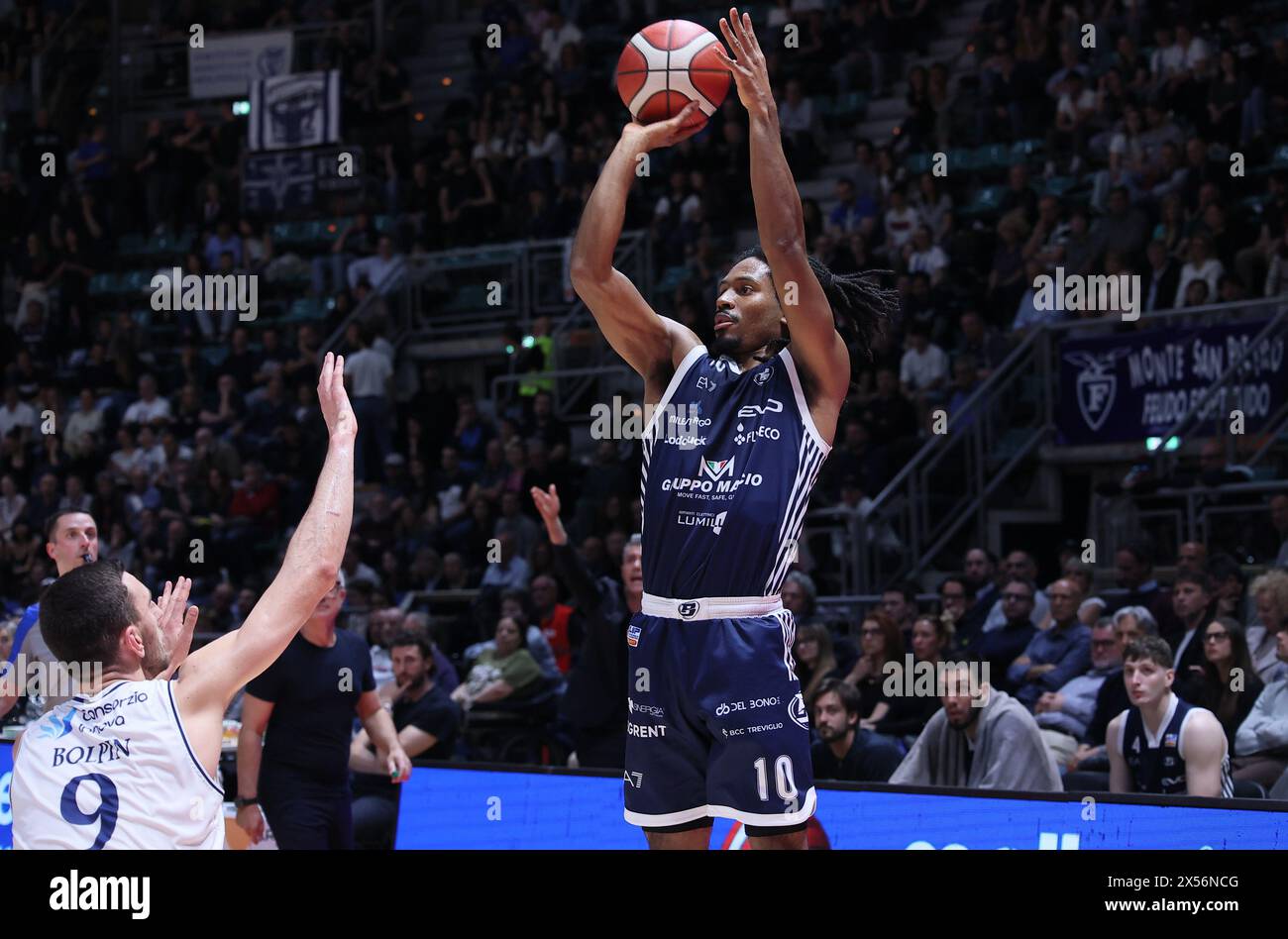 Bologna, Italien. Mai 2024. Terrell Harris (Treviglio) während des italienischen Basketball-Meisterschaftsspiels der LBN A2-Serie 2 der Playoff-Viertelfinale Fortitudo Flats Services Bologna vs Blu Basket Gruppo Mascio Treviglio - Bologna, Italien, 07. Mai 2024 in der Sporthalle Paladozza - Foto: Michele Nucci Credit: Independent Photo Agency/Alamy Live News Stockfoto