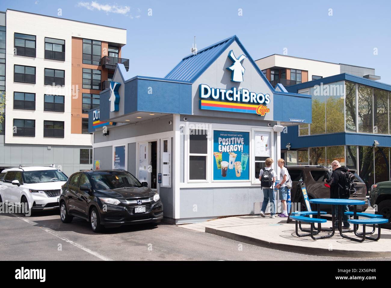 Fahrer stehen im lokalen Dutch Bros Coffee Shop Drive Thru an, einer schnell wachsenden Kette von Coffee Shops in den Vereinigten Staaten. Stockfoto