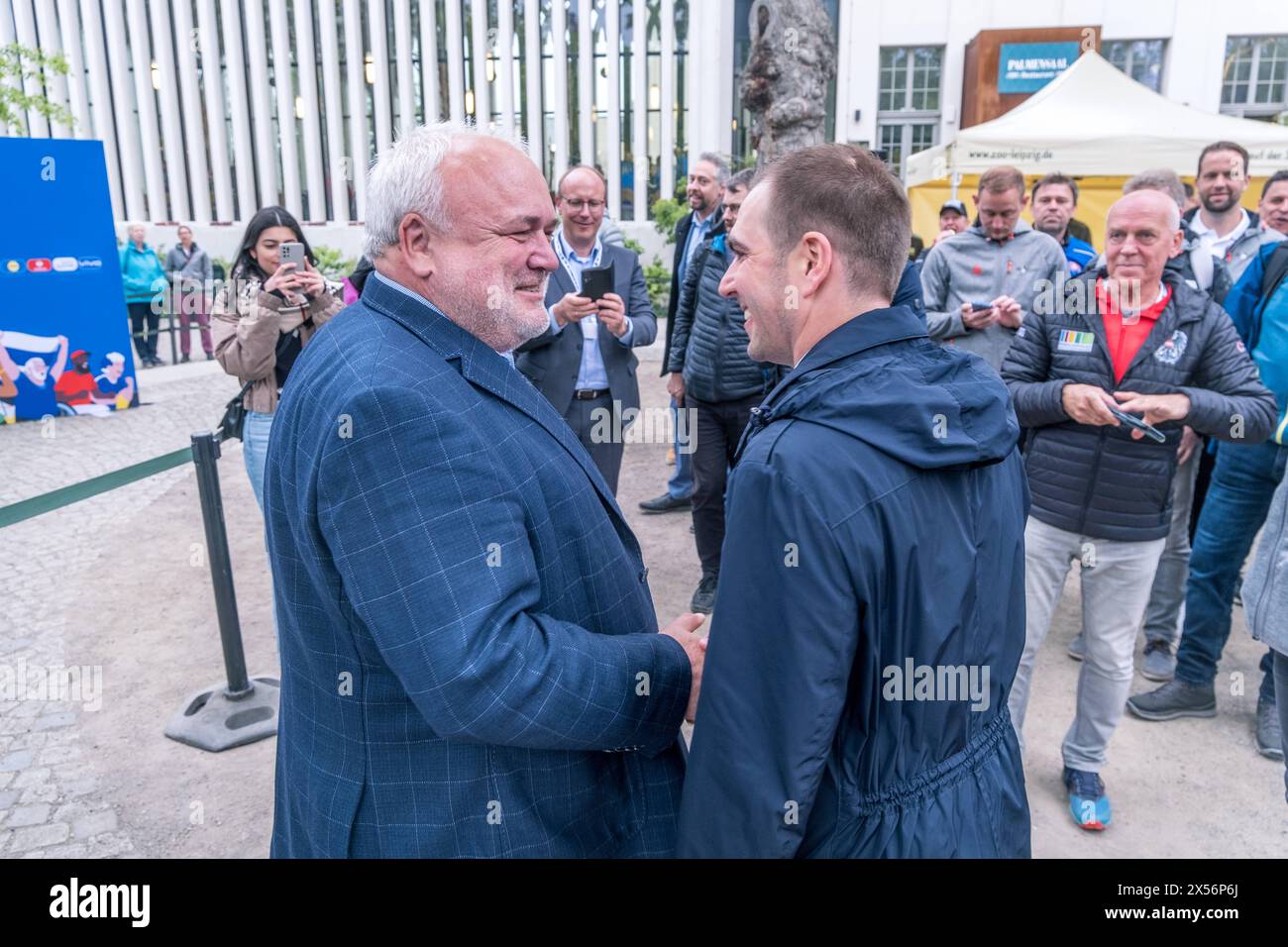 Vereint durch die Trophäe: Am 6. Und 7. Mai ist die EM-Trophäe zu Gast in Leipzig. Bereits im März startete die Trophy Tour zur UEFA EURO 2024 durch alle zehn Gastgeberstädte. Als letzter großer Meilenstein vor dem Turnier schürt sie die Vorfreude auf das große europäische Fußballfest. Nun haben auch die Leipziger die Möglichkeit, den Henri-Delaunay-Pokal aus nächster Nähe zu sehen und in einem besonderen Fotomotiv festzuhalten. Fototermin mit Philipp lahm Turnierdirektor UEFA EURO 2024, Burkhard Jung Oberbürgermeister der Stadt Leipzig, Prof. Jörg Junhold Leipziger Botschafter UEFA EURO 2024 und den T Stockfoto