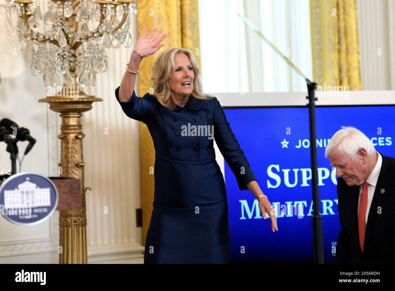 Washington, Usa. Mai 2024. Die US First Lady Jill Biden veranstaltet eine Veranstaltung zu Ehren der Männer und Frauen, die während des Ersten Weltkriegs dienten, und würdigt die Beiträge derer, die das National WWI Memorial am 7. Mai 2024 im Weißen Haus in Washington ermöglichten. Foto: Yuri Gripas/ABACAPRESS. COM Credit: Abaca Press/Alamy Live News Stockfoto