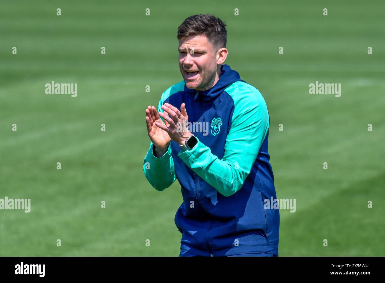 Landore, Swansea, Wales. 7. Mai 2024. Tom Hutton Head Coach of Cardiff City U18 applaudiert seinen Spielern während des Vorspiels vor dem U18-Spiel zwischen Swansea City und Cardiff City an der Swansea City Academy in Landore, Swansea, Wales, Großbritannien am 7. Mai 2024. Quelle: Duncan Thomas/Majestic Media/Alamy Live News. Stockfoto