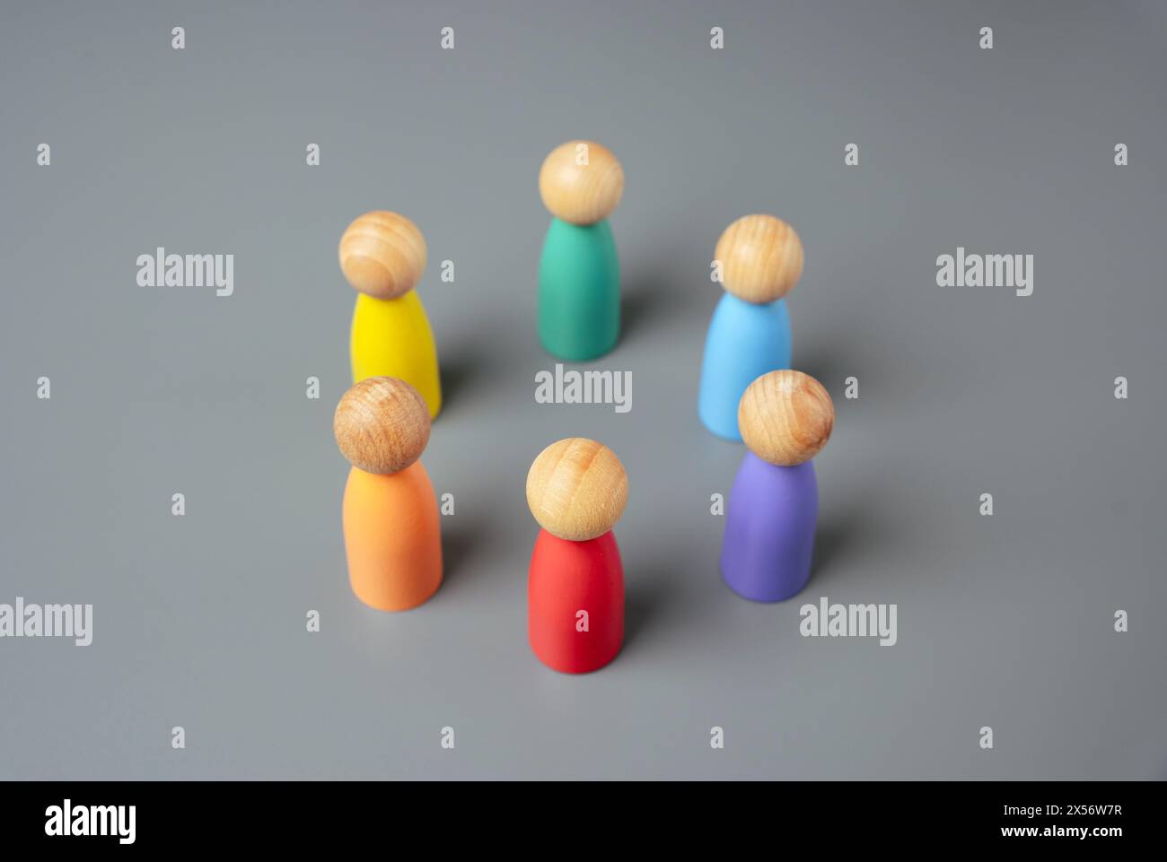 Mehrfarbige Figuren von Menschen stehen im Kreis. Zusammenarbeit und Einheit der LGBT+-Gemeinschaft. Zusammenarbeit zwischen den Mitgliedern des neuen Teams. Teamwo Stockfoto