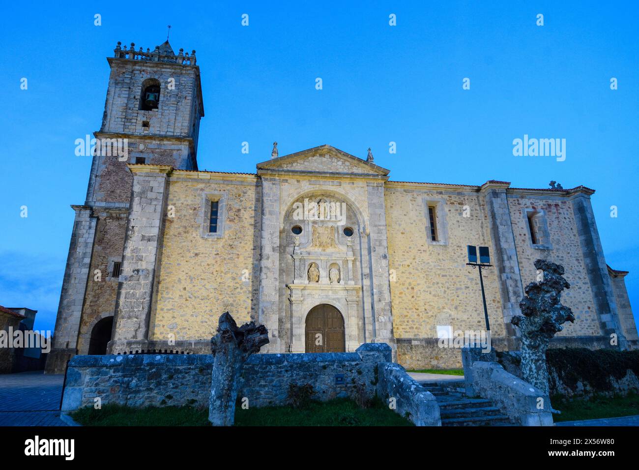 Kirche San Julian und Santa Basilisa de Isla, Kantabrien Stockfoto