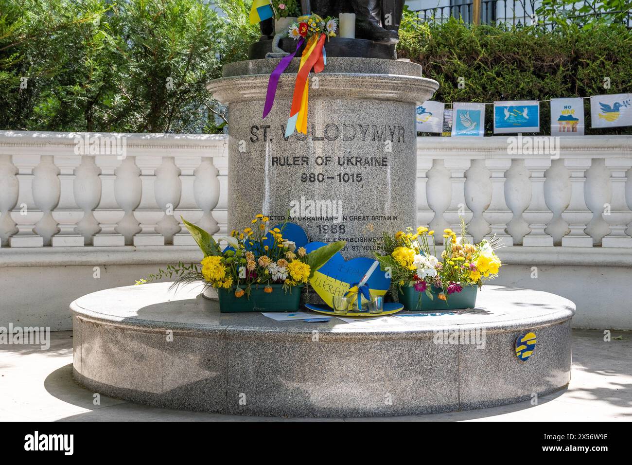 London, England – 21. Juni 2022: Piedestal des Monuments des Hl. Wolodymyr, Herrscher der Ukraine. Blumen auf Marmorfuß. Zeichnungen mit Friedenssymbolen i Stockfoto