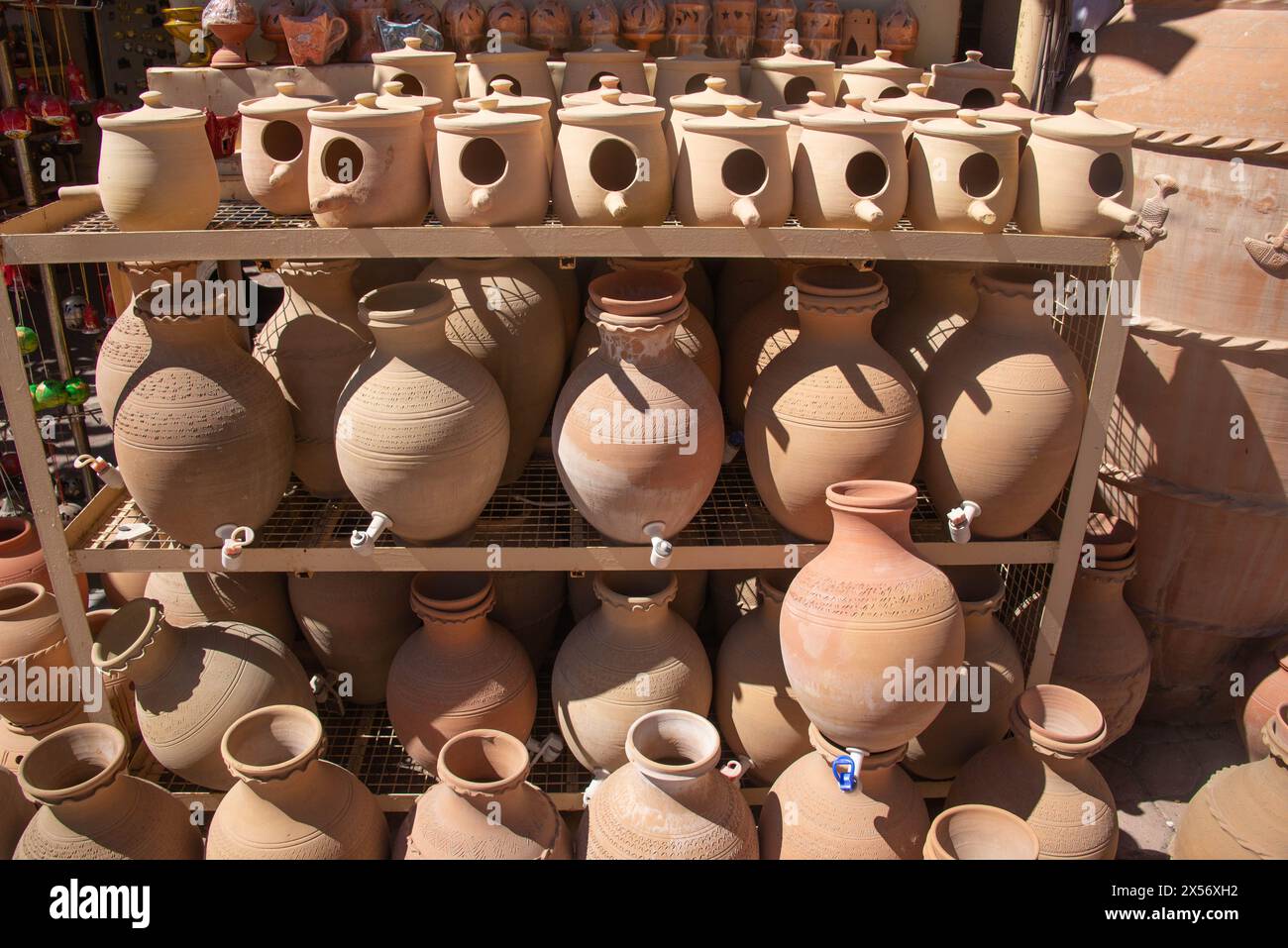 Töpferei zum Verkauf im Nizwa-Souk, Nizwa, Oman Stockfoto