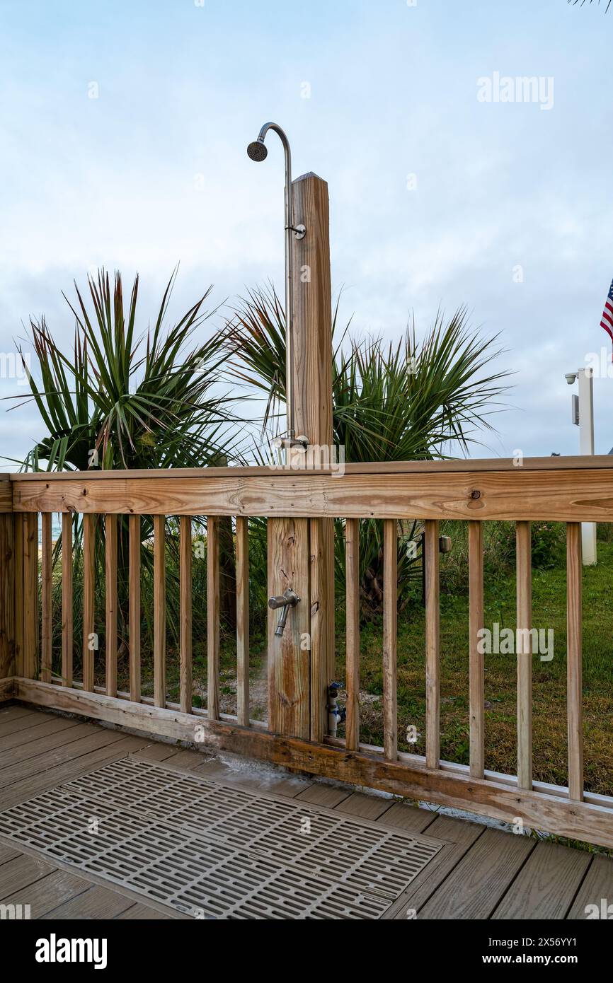 Öffentliche Außendusche für Füße und Körper am Miramar Beach in Destin Florida, USA. Stockfoto