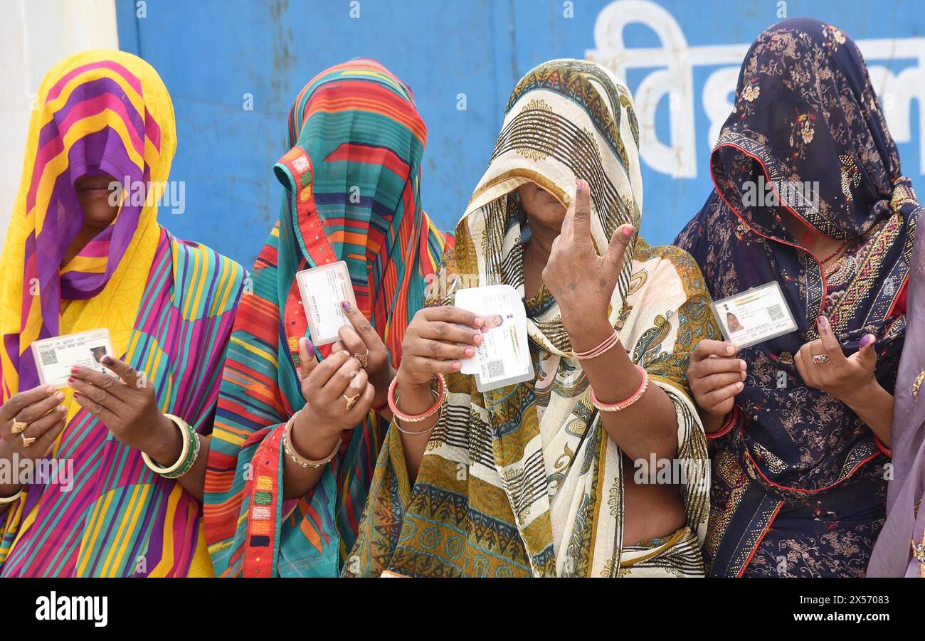 Khagaria, Indien. Mai 2024. KHAGARIA, INDIEN - 7. MAI: Wähler zeigen Ausweiskarten, nachdem sie während der 3. Phase der Lok Sabha-Wahl am 7. Mai 2024 in Khagaria, Indien, abgegebene Stimmen abgegeben haben. (Foto: Santosh Kumar/Hindustan Times/SIPA USA) Credit: SIPA USA/Alamy Live News Stockfoto