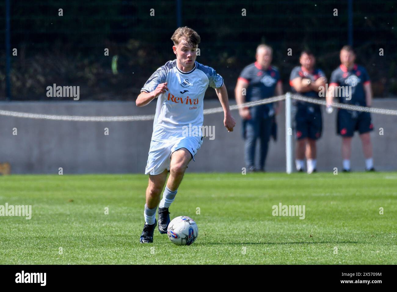 Landore, Swansea, Wales. 7. Mai 2024. Cameron Llewellyn aus Swansea City geht am 7. Mai 2024 in der Swansea City Academy in Landore, Swansea, Wales, Großbritannien an der U18 Professional Development League-Partie zwischen Swansea City und Cardiff City an. Quelle: Duncan Thomas/Majestic Media/Alamy Live News. Stockfoto