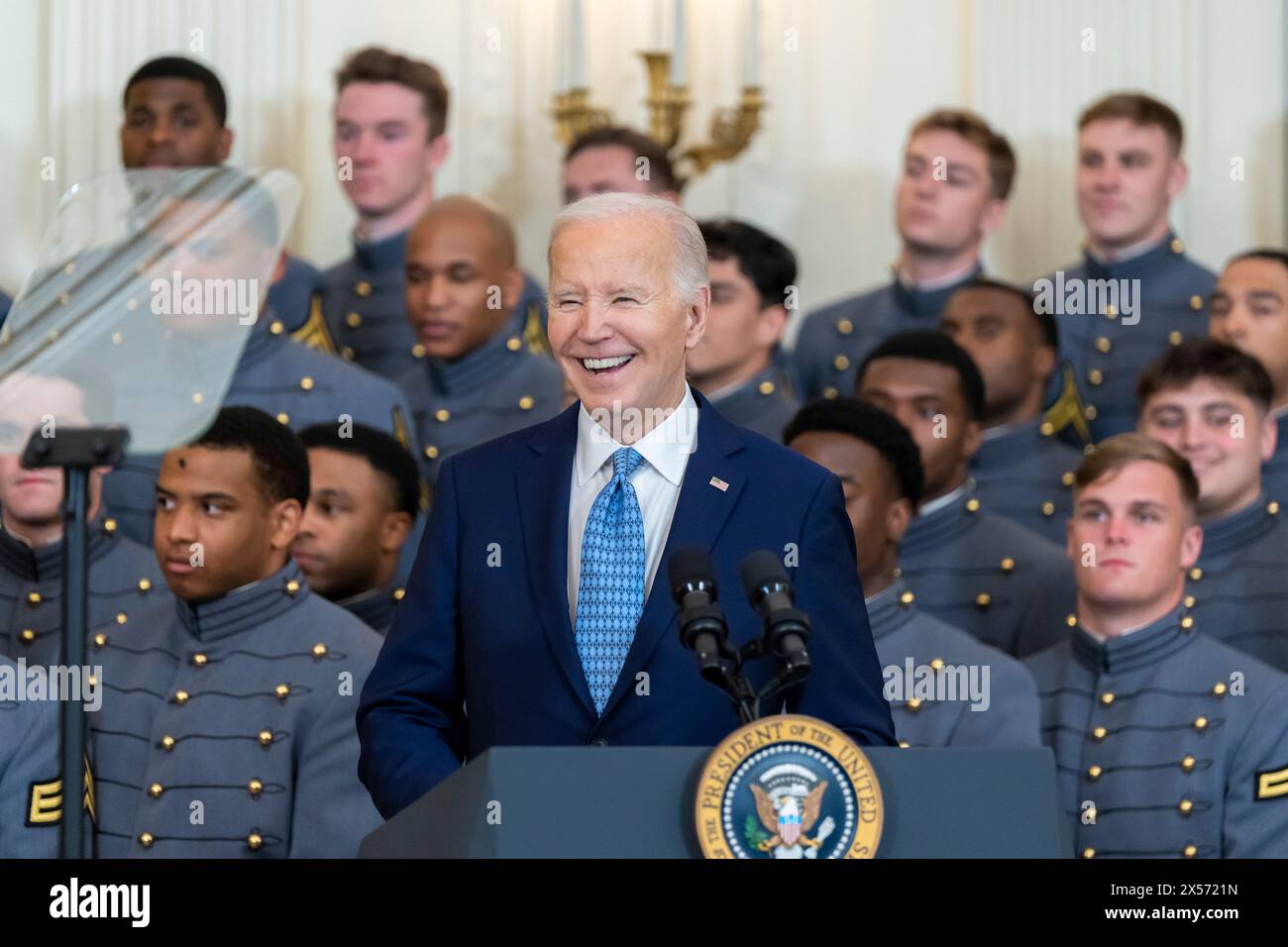 Washington, Vereinigte Staaten Von Amerika. Mai 2024. Washington, Vereinigte Staaten von Amerika. Mai 2024. U. US-Präsident Joe Biden lächelt, als er während der Verleihung der Commander-in-Chief's Trophy an die United States Military Academy Army Black Knights im East Room des Weißen Hauses am 6. Mai 2024 in Washington, DC, Reden hält. Credit: Adam Schultz/White House Photo/Alamy Live News Stockfoto