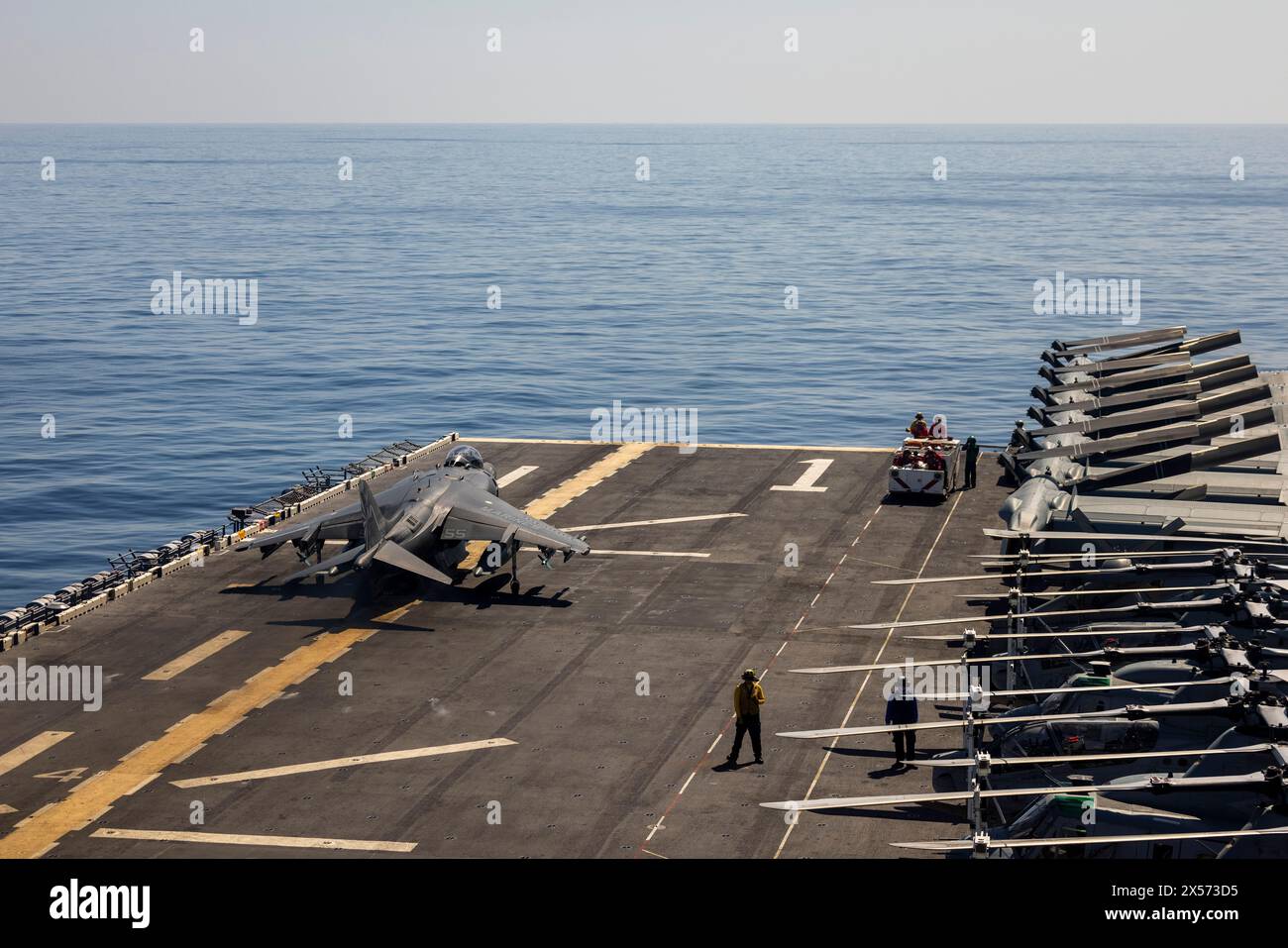 Atlantik, Usa. Mai 2024. Ein U.S. Marine Corps AV-8B Harrier Kampfflugzeug mit der Blue Knights of Marine Medium Tiltrotor Squadron 365 bereitet sich auf den Start vom Flugdeck des amphibischen Angriffsschiffs USS Wasp während der Composite Training Unit Exercise am 1. Mai 2024 auf dem Atlantik vor. Anz.: LCpl. John Allen/USA Marines Photo/Alamy Live News Stockfoto