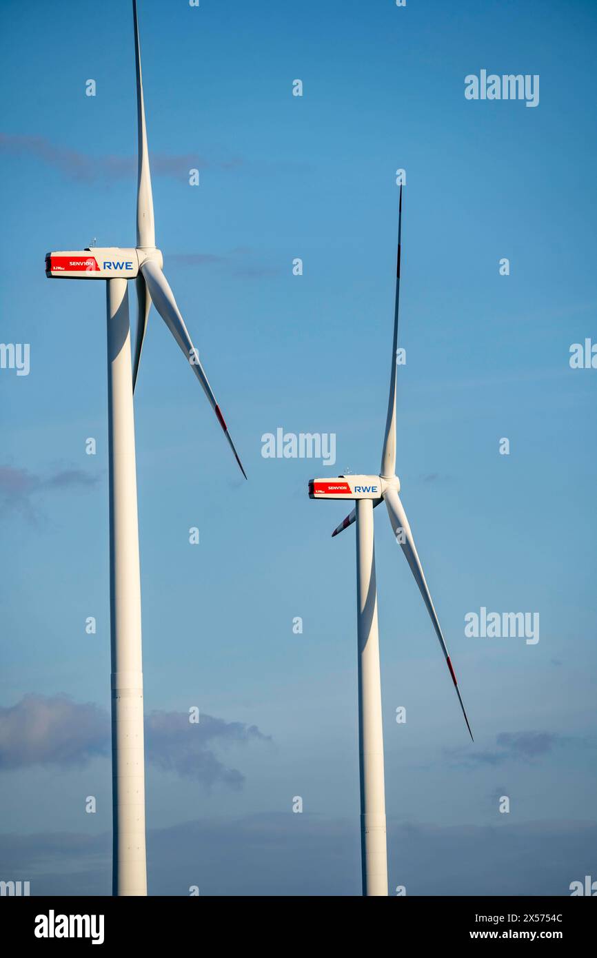 RWE Windpark bei Jüchen, am Tagebau Garzweiler, auf rekultiviertem Teil des Braunkohletagebaus, Windrad vom Typ Senvion 3.4M104, NRW, Deutschland, RWE Windpark *** RWE Windpark bei Jüchen, auf rekultiviertem Teil des Braunkohletagebaus, Senvion 3 4M104 Windpark, NRW, Deutschland, RWE Windpark Stockfoto