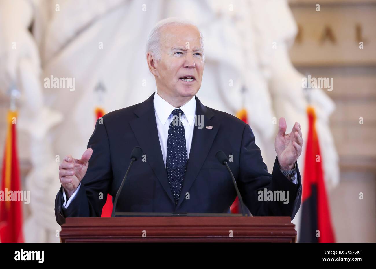 Washington, DC, USA. Mai 2024. US-Präsident Joe Biden hält die Hauptredner bei der Gedenkfeier der US Holocaust Memorial Museums Days of Remembrance im US Capitol Building in Washington, DC, USA, am 07. Mai 2024. Biden hielt eine Rede über Antisemitismus während des jährlichen Gedenkens an den Holocaust. Quelle: Michael Reynolds/Pool über CNP/dpa/Alamy Live News Stockfoto