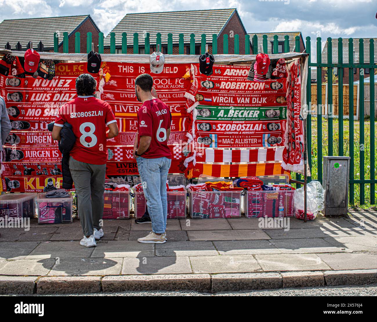 Fans, die während des englischen Fußballspiels der Premier League zwischen Liverpool FC und Tottenham Hotspur F.C.Mai 5,2024 in Liverpool einen Schal außerhalb von Anfield kaufen Stockfoto