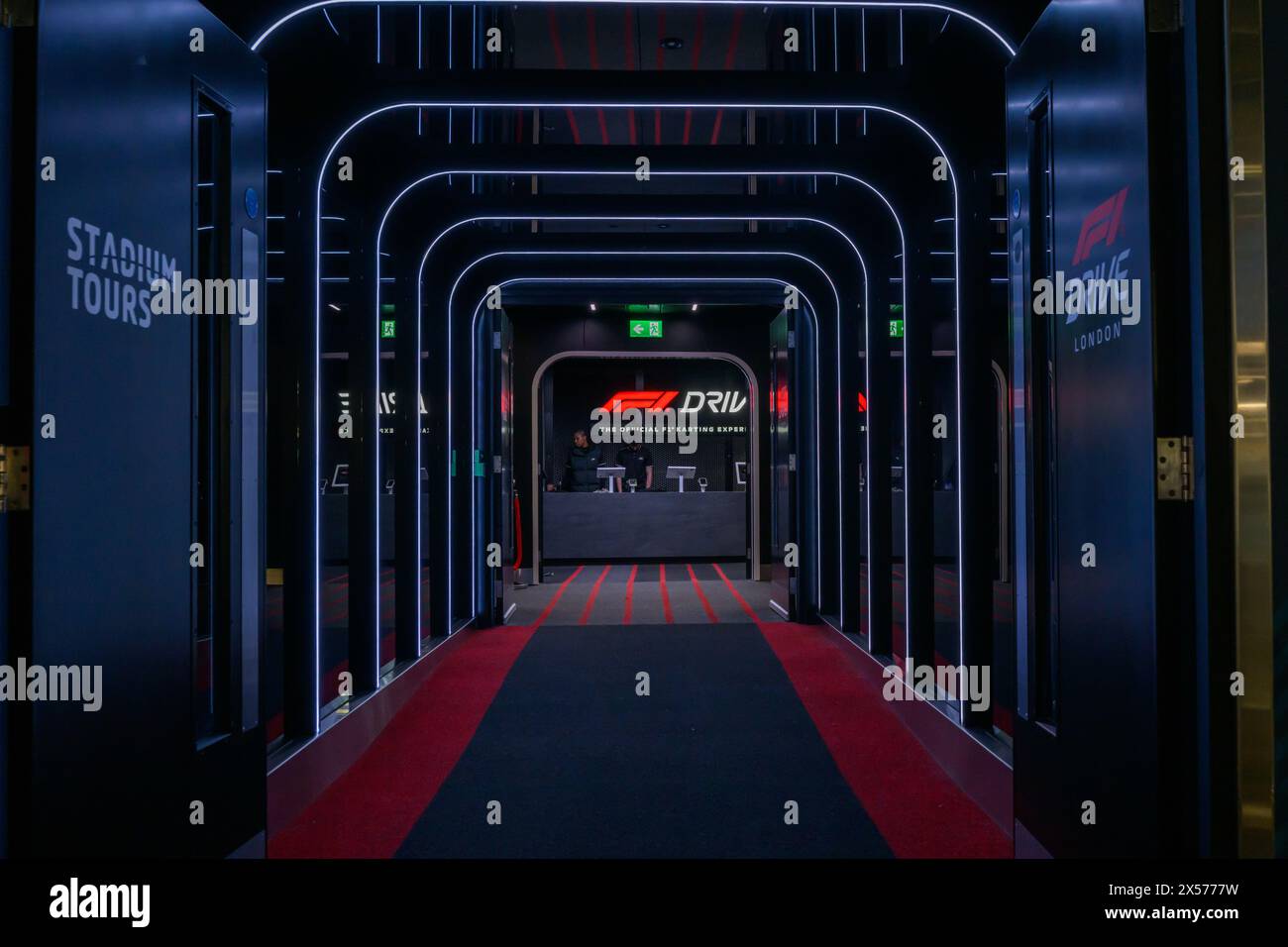 Tottenham Hotspur Football Club Stadium - offizieller Eintritt zum F1 Drive Karting Experience Stockfoto