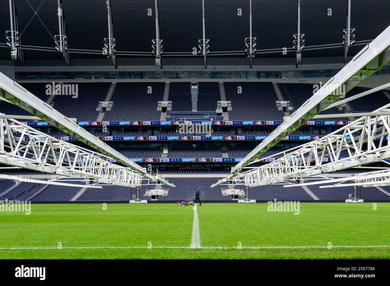 Tottenham Hotspur Football Club Stadium - Foto Auf Spielhöhe Von Dem Groundsman, Der Das Gras Unter Dem Gras Schneidet, Wachsen Lichter Stockfoto