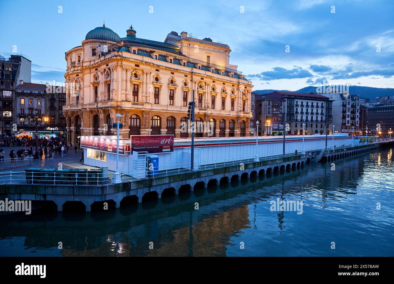 Fluss Nervion, Theater Arriaga, Bilbao, Vizcaya, Baskenland, Spanien, Europa Stockfoto