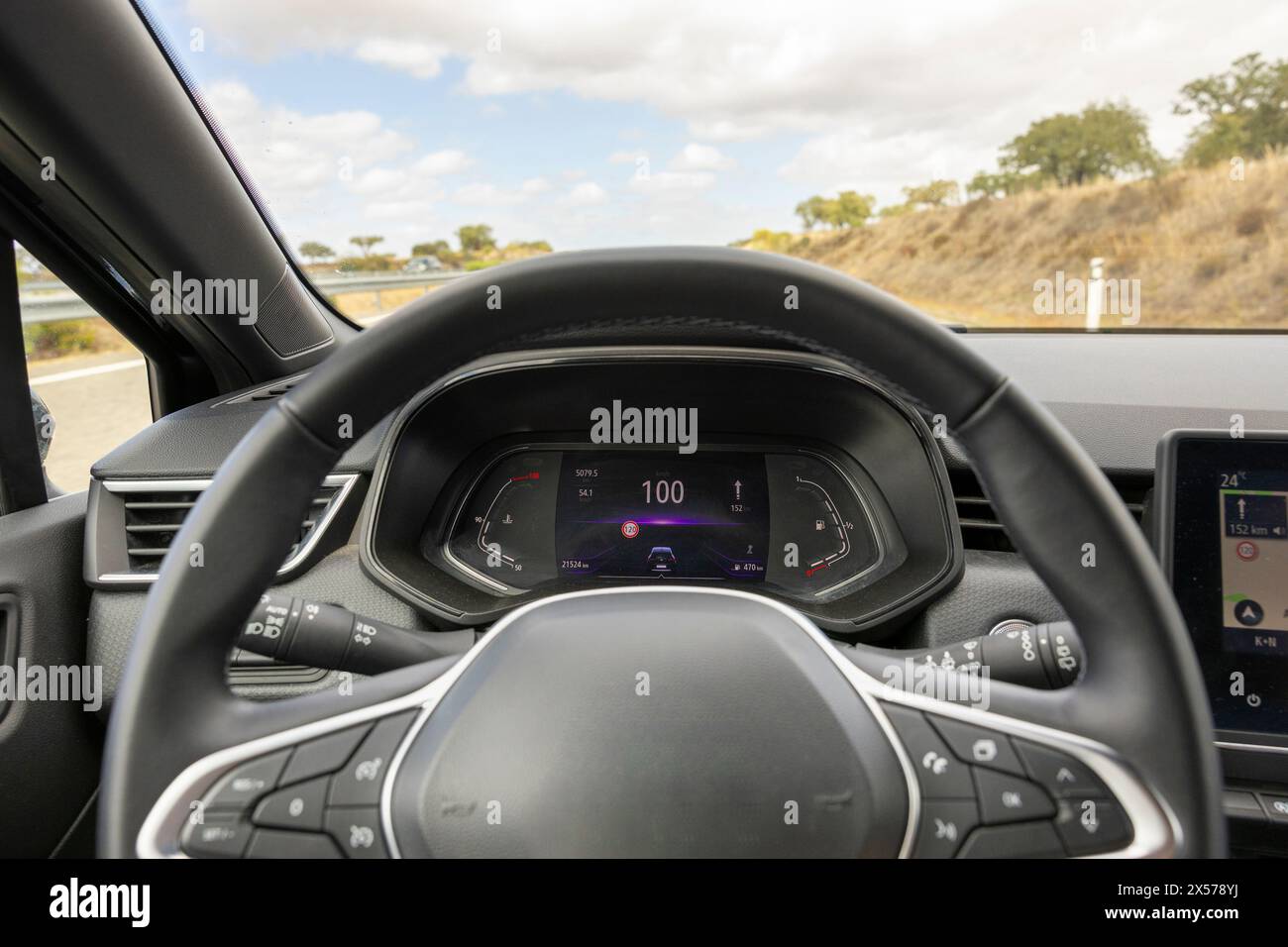 Ansicht des Fahrers zum Tachometer bei 100 km/h. Fahrer-POV zum Auto-Dashboard. Stockfoto