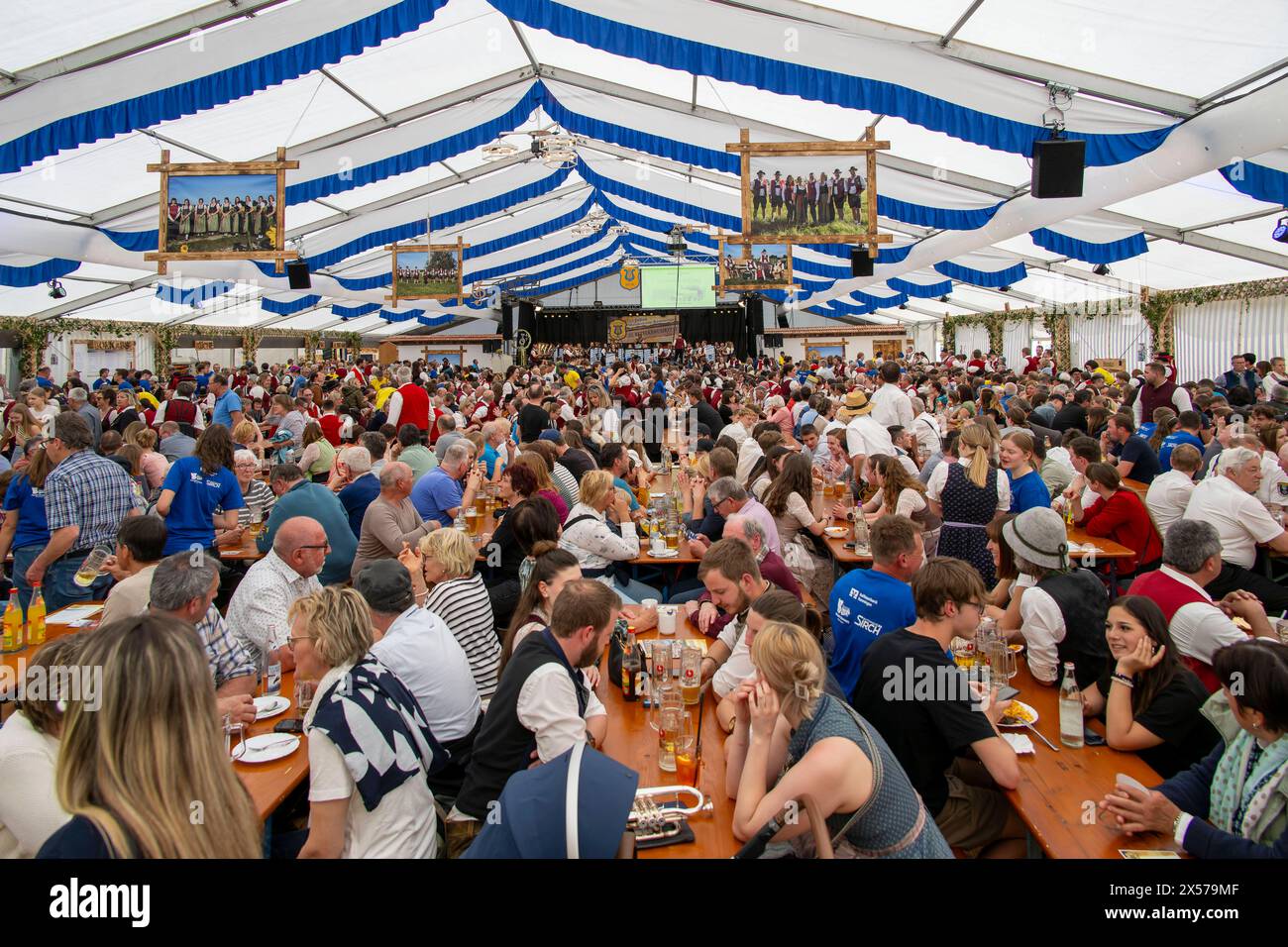 05.05.2024, Bezirksmusikfest Rammingen 2024, volle Hütte im Festzelt. Alle Plätze sind besetzt. 05.05.2024, Bezirksmusikfest Rammingen 2024 05.05.2024, Bezirksmusikfest Rammingen 2024 *** 05 2024, Bezirksmusikfest Rammingen 2024, Vollhütte im Festzelt alle Sitzplätze sind besetzt 05 05 2024, Bezirksmusikfest Rammingen 2024 05 05 2024, Bezirksmusikfestival Rammingen 2024 Stockfoto