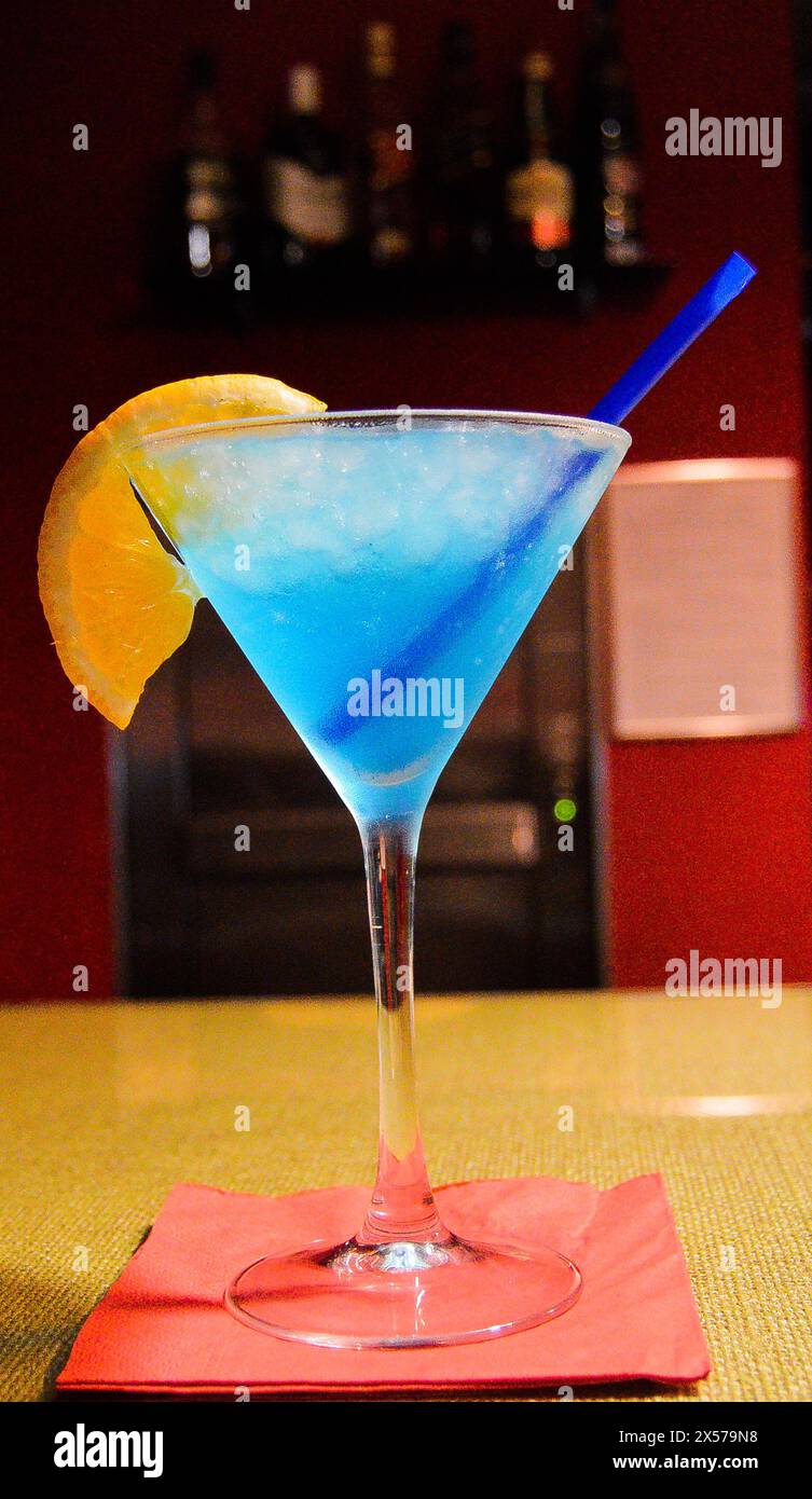 Erfrischender blauer Cocktail mit Zitronengarnitur, perfekt für Sommerstimmung! 🍹💙 Stockfoto