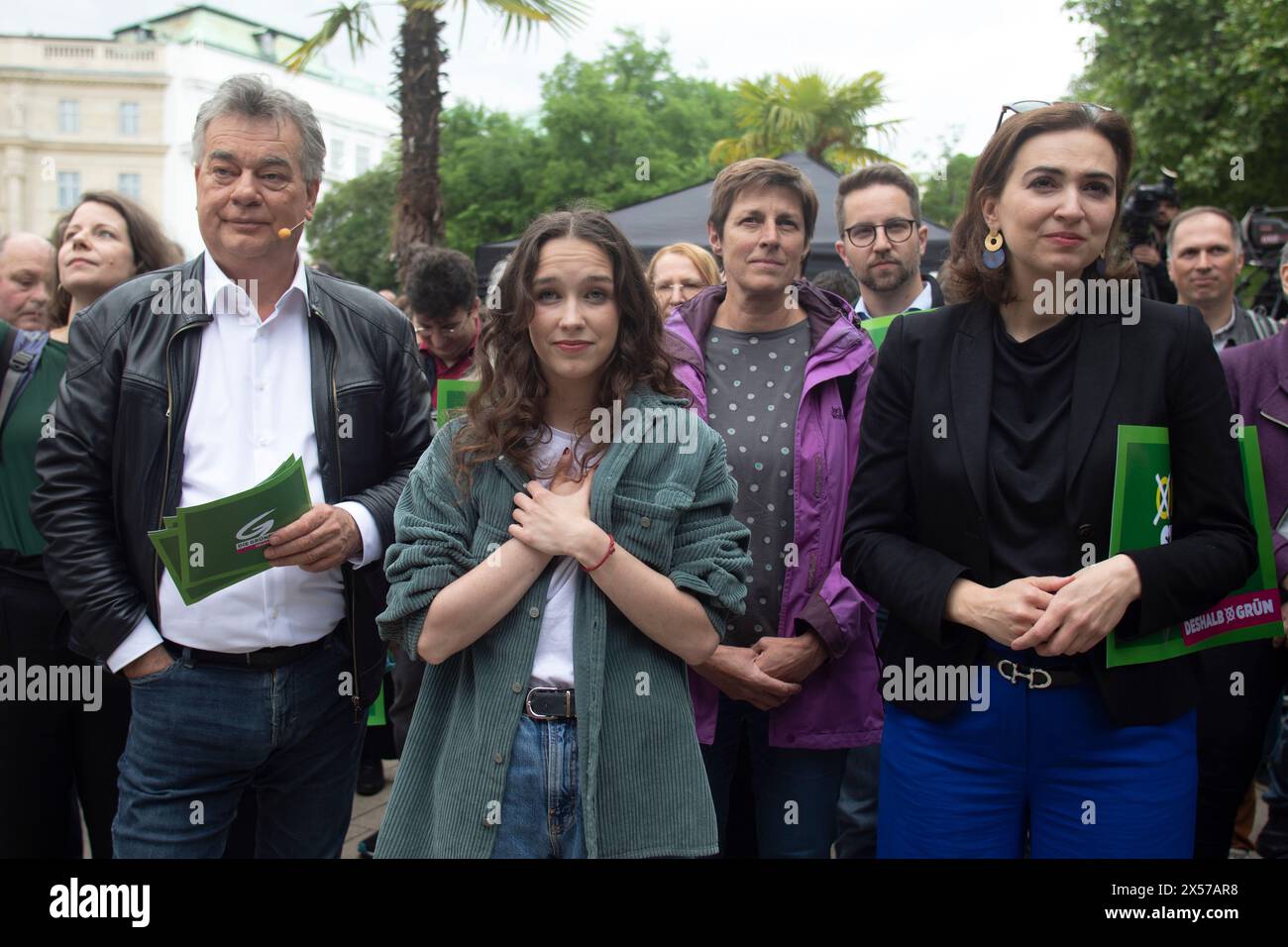 ÖSTERREICH; WIEN; 20240507; L.-R.: Bundessprecher der Grünen Werner Kogler, Spitzenkandidat der Grünen für die bevorstehende EU-Wahl, Lena Schilling, Justizministerin Alma Zadic während der Auftaktveranstaltung der Grünen am 7. Mai 2024 in Wien /// ÖSTERREICH; WIEN; 20240507; L.-R.: Bundesprecher der Grünen Werner Kogler, Spitzenkandidatin der Grünen für die kommende EU Wahl, Lena Schilling, Jusatizministerin Alma Zadic während der Wahlkampf Auftakt Veranstalltung der Grünen in Wien am 07. Mai 2024. - 20240507 PD13057 Stockfoto