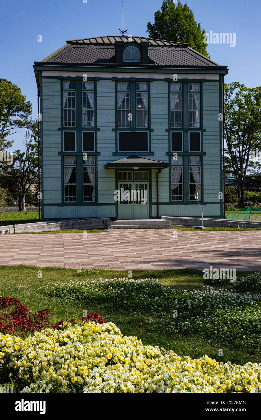VERT Cafe Suijokoen - befindet sich in der ehemaligen Shinobicho Credit Union Bank wurde physisch an die Ufer des großen Teichs im Water Castle Park verlegt Stockfoto