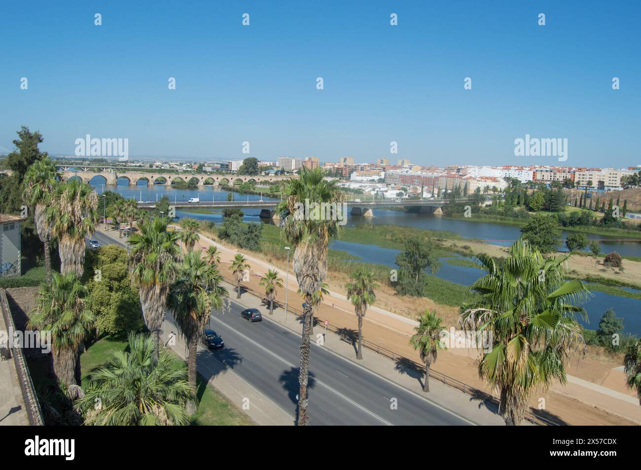 Ruhige Gewässer des Flusses Guadiana und der Palmas-Brücke Águas Tranquilas Rio Guadiana e Ponte das Palmas Stockfoto