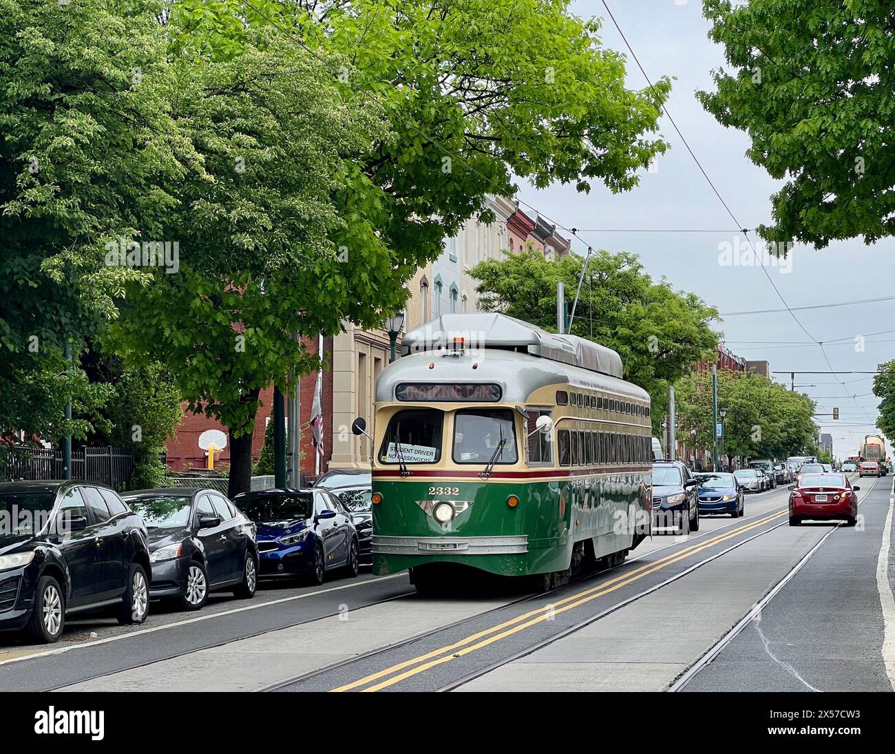 Ein restaurierter PCC-Trolley fährt die Route 15 in westlicher Richtung entlang der Girard Avenue durch Philadelphias Stadtviertel Fairmount und Brewerytown. Stockfoto