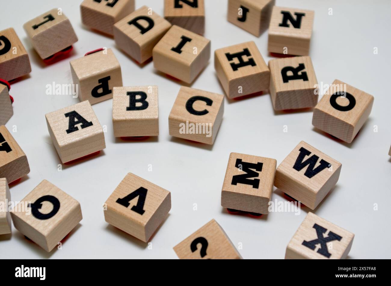 Einzelbuchstaben auf einem Holzblock für einen Gummistempel Stockfoto