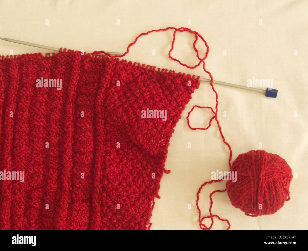 Stricken mit recycelter Wolle aus einem alten Kleidungsstück Stockfoto