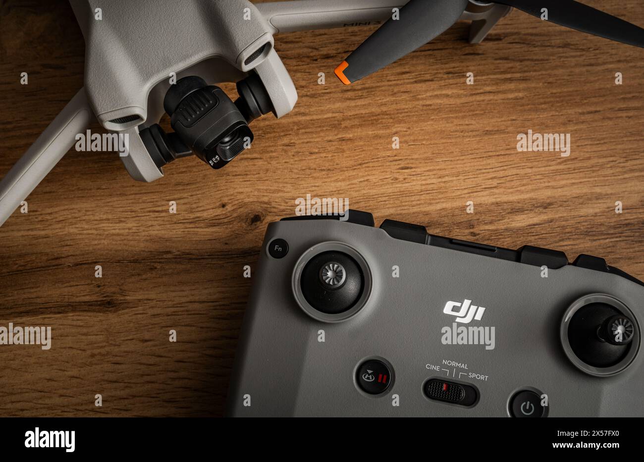 Walbrzych, Polen – 7. Mai 2024: DJI Drone mit Controller DJI ia, ein Hersteller von unbemannten Luftfahrzeugen Stockfoto